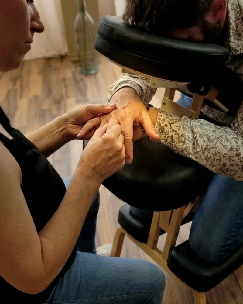 Rituel Palma Amma combinant réflexologie palmaire et massage assis au cabinet de Chantepie
