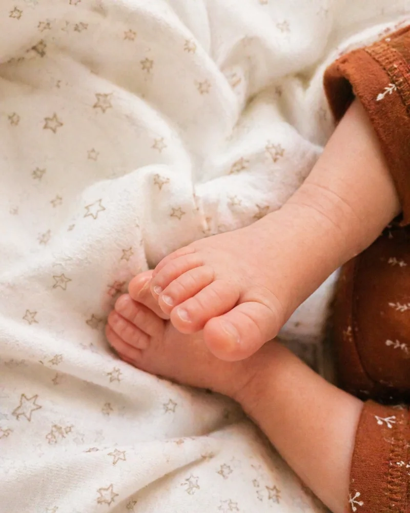 Séance de réflexologie pédiatrique douce pour bébé au cabinet de Chantepie