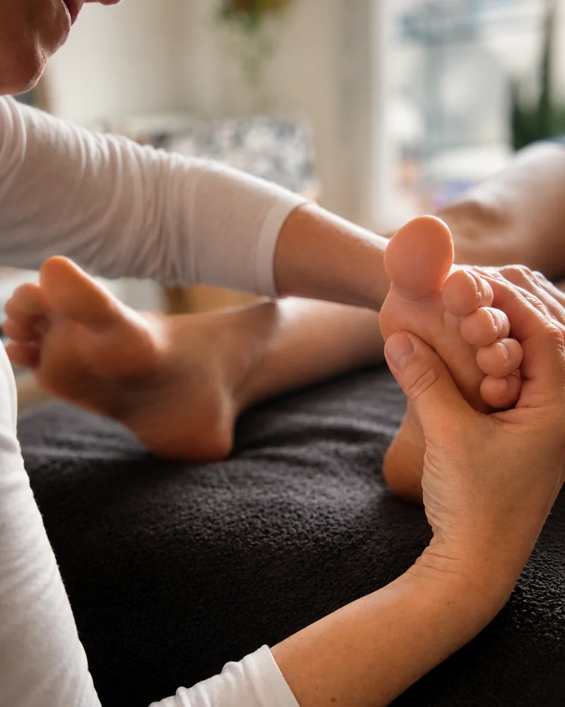 Pieds détendus pendant une séance de réflexologie plantaire au cabinet de Chantepie
